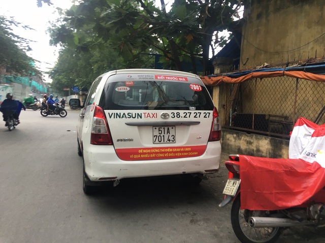 Từ vụ taxi Vinasun phản đối Uber, Grab: Cạnh tranh lành mạnh hay... "tự sát"? - 1 Vinasun đang bị cộng đồng mạng phản ứng dữ dội sau khi dán khẩu hiệu phản đối Uber, Grab