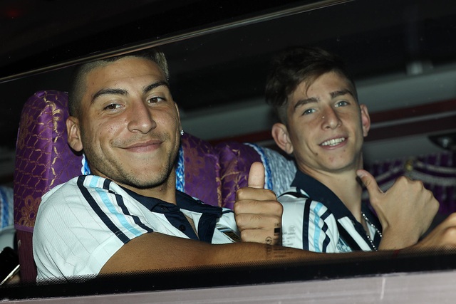 Ít người hâm mộ ra Nội Bài đón U20 Argentina - 7
Cầu thủ U20 Argentina chào khán giả Việt Nam trên xe bus