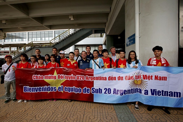 Ít người hâm mộ ra Nội Bài đón U20 Argentina - 1
Số ít cổ động viên Việt Nam có mặt ở sân bay Nội Bài