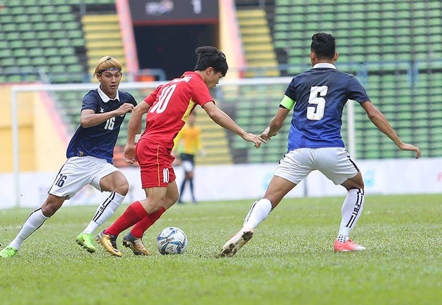 U22 Việt Nam 4-1 U22 Campuchia: Cú đúp của Công Phượng - 9
Công Phượng đang thi đấu đầy năng nổ