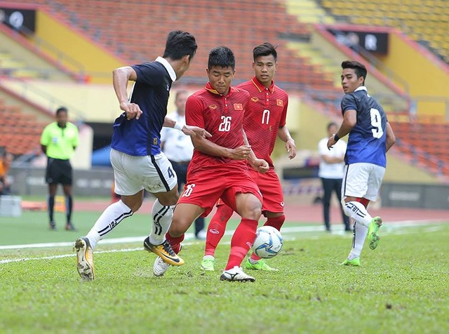 U22 Việt Nam 4-1 U22 Campuchia: Cú đúp của Công Phượng - 6
U22 Campuchia đang chơi đầy quyết tâm và phản công khá nguy hiểm