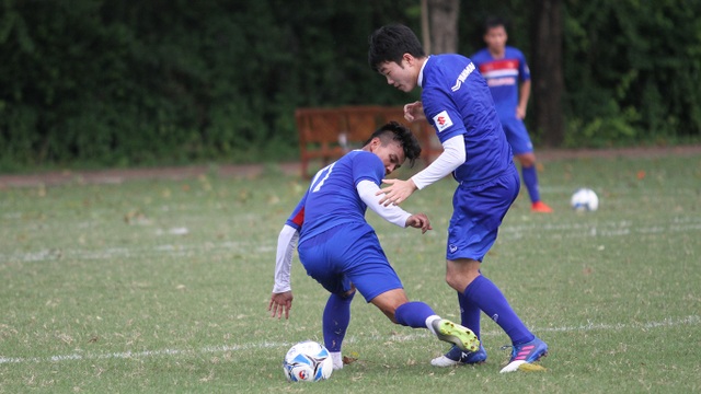 U22 Việt Nam rèn quân tại TPHCM, chuẩn bị cho vòng loại U23 châu Á - 5 Xuân Trường cố gắng đi bóng trước sự truy cản của đồng đội cũ Văn Thanh