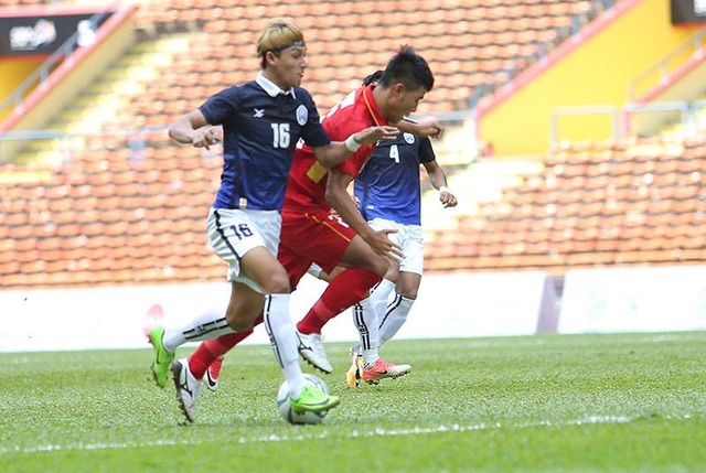 U22 Việt Nam 4-1 U22 Campuchia: Cú đúp của Công Phượng - 8
Đức Chinh bị các cầu thủ U22 Campuchia theo khá chặt