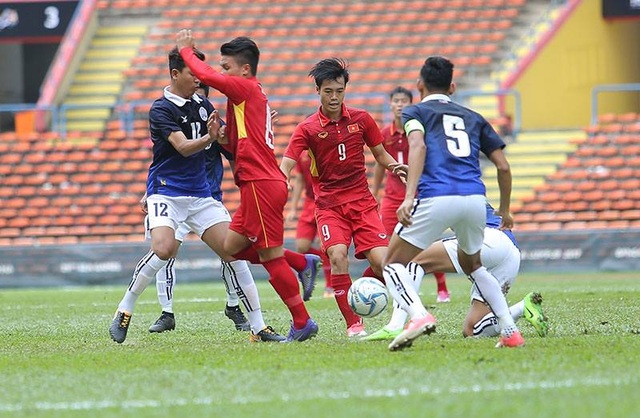 U22 Việt Nam 4-1 U22 Campuchia: Cú đúp của Công Phượng - 7
U22 Việt Nam đang gặp nhiều khó khăn trước U22 Campuchia