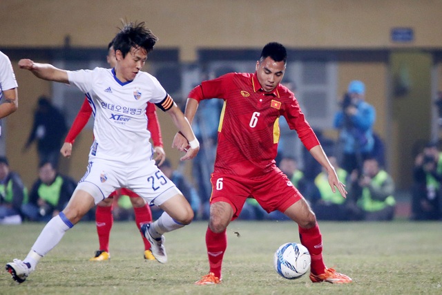 U23 Việt Nam 2-3 Ulsan Hyundai: Văn Toàn, Đức Chinh ghi bàn - 5
U23 Việt Nam gặp khó khăn trước đối thủ mạnh
