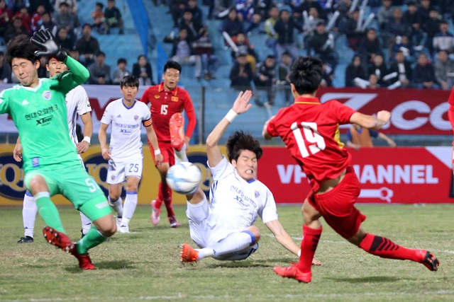 U23 Việt Nam 2-3 Ulsan Hyundai: Văn Toàn, Đức Chinh ghi bàn - 2
Văn Toàn có pha xoay người dứt điểm chính xác