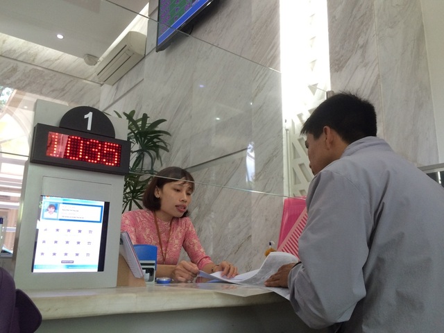 TPHCM chưa phát hiện trường hợp tặng quà cho cán bộ - 1 Người dân đến làm thủ tục tại UBND quận 1