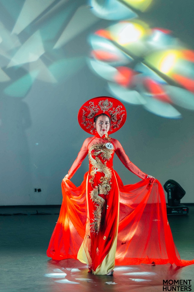 Thí sinh Đặng Bích Hoa giành giải trang phục đẹp nhất trong đêm chung kết “VMISS - Tài sắc Melbourne 2017”.