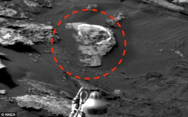 Các thợ săn UFO khẳng định đã phát hiện “đầu lâu xương chéo trên” sao Hỏa - 3
Tuy nhiên, nếu quan sát gần, có thể nhận thấy Waring đã thực hiện một số thay đổi so với bức ảnh gốc.