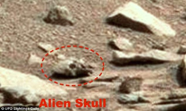 Các thợ săn UFO khẳng định đã phát hiện “đầu lâu xương chéo trên” sao Hỏa - 4 Chỉ trong tháng trước, Waring cũng đã chia sẻ một bức ảnh về một hộp sọ khác trên sao Hỏa mà ông phát hiện được, và ông chắc chắn rằng nó là của một người ngoài hành tinh.