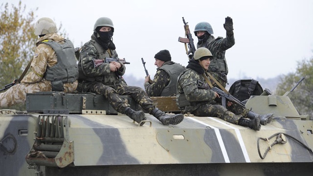 Các binh sĩ Ukraine tại thành phố Mariupol, Ukraine (Ảnh: RT)