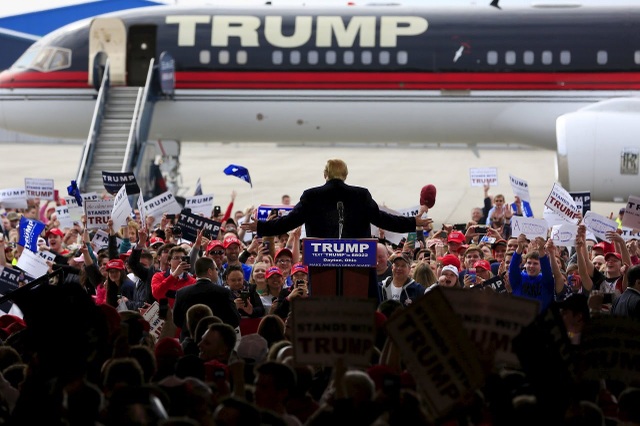 Đường tới Nhà Trắng của tỷ phú Donald Trump - 23 Cùng với đội ngũ tranh cử tận tâm và nhiệt huyết của mình, tỷ phú Trump đã ngồi trên chuyên cơ Trump để đi tới khắp các bang của nước Mỹ, kêu gọi các cử tri ủng hộ ông trong cuộc đua vào Nhà Trắng. Cùng với khẩu hiệu “Đưa nước Mỹ vĩ đại trở lại”, ứng viên đảng Cộng hòa cam kết vực dậy nền kinh tế Mỹ, đưa việc làm trở về tay người Mỹ, bảo vệ nước Mỹ trước nguy cơ khủng bố cùng nhiều lời hứa khác nếu ông được bầu làm tổng thống. (Ảnh: Getty)