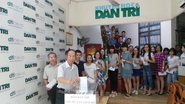 Bạn đọc Dân trí đã ủng hộ hơn 1,7 tỷ đồng giúp đỡ đồng bào miền núi bị lũ quét - 5
Tổng Biên tập báo Dân trí Phạm Huy Hoàn, Phó Tổng Biên tập Nguyễn Lương Phán, Phó Tổng Biên tập Phạm Tuấn Anh cùng cán bộ nhân viên của báo tham gia đóng góp 2 ngày lương giúp đỡ người dân miền núi bị lũ quét