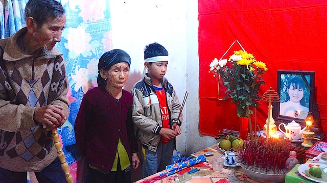 Không có bố, mẹ lại qua đời, bé lớp 5 khốn đốn sống cùng ông bà ngoại già yếu - 1 Thụ và ông bà ngoại trước bàn thờ mẹ.