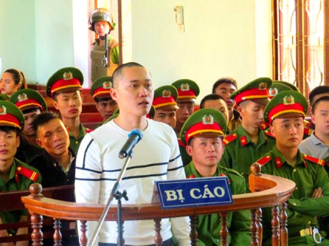 Trùm giang hồ tội chồng tội lãnh án 30 năm tù - 1 Bị cáo Hùng trước vành móng ngựa