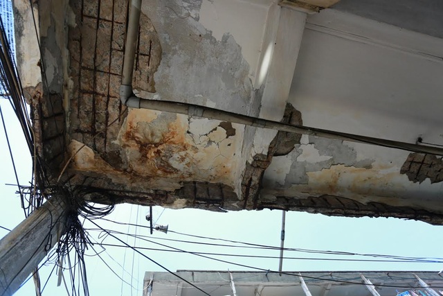 Cuộc sống trong chung cư cũ nát giữa Sài Gòn - 14
Trần nhà bong tróc lòi sắt thép ra ngoài tại chung cư Ấn Quang, quận 10.