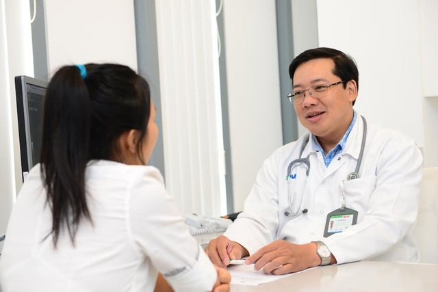 
Tiến sĩ - Bác sĩ Đỗ Minh Hùng tư vấn cho bệnh nhân tại bệnh viện FV
