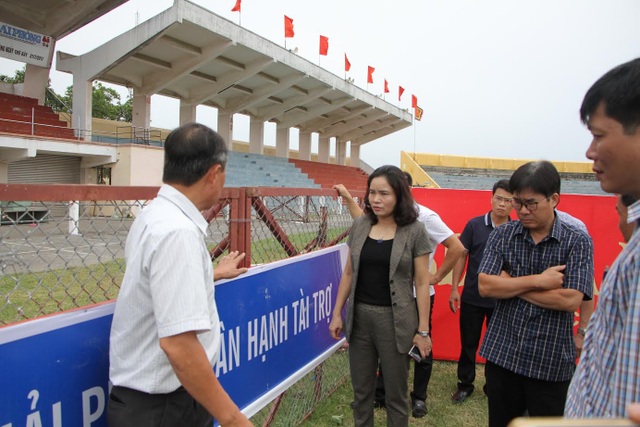 Sau “sự cố”, Hải Phòng tạm dừng lễ hội chọi trâu Đồ Sơn 2017 - 4 Thứ trưởng Bộ VHTT&DL Trịnh Thị Thủy kiểm tra mức độ an toàn của sân đấu (ảnh CTV)