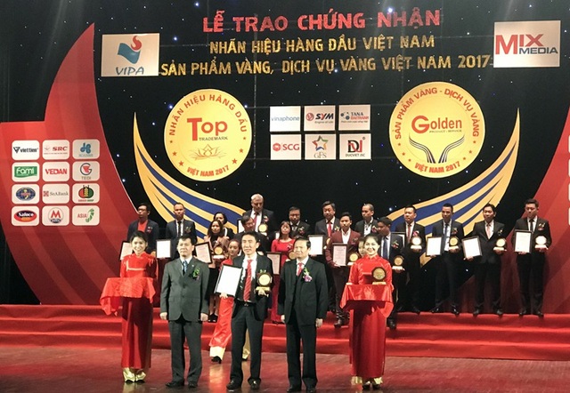Grobest Việt Nam lọt Top 10 “Nhãn hiệu hàng đầu - Sản phẩm vàng Việt Nam năm 2017” - 2 Ông Mai Văn Hoàng, đại diện Công ty Grobest Việt Nam (người đứng giữa, hàng trước) nhận giải thưởng vinh danh của BTC cho sản phẩm thức ăn tôm Grobest Việt Nam.