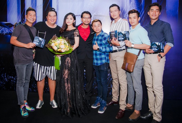 Vân Trang lo lắng lần đầu xuất hiện sau khi làm mẹ - 10 Vân Trang hào hứng khi gặp lại những người bạn trong nghề sau khoảng thời gian dài dành cho gia đình và sinh con.