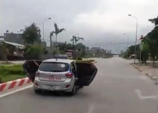 Truy tìm chiếc taxi chạy như bay với 2 cánh cửa mở toang - 1 Chiếc xe taxi vừa chạy vừa mở 2 cửa sau (Ảnh: Cắt từ video)