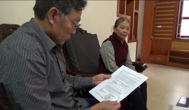 Có tên tại Đài tưởng niệm không được công nhận liệt sĩ: Người con viết thư cảm ơn Thủ tướng - 2 Ông Định cầm trên tay văn bản của Thủ tướng giao Bộ LĐ-TB&XH xử lí nội dung báo Dân trí phản ánh về những thiệt thòi của người cha của mình.