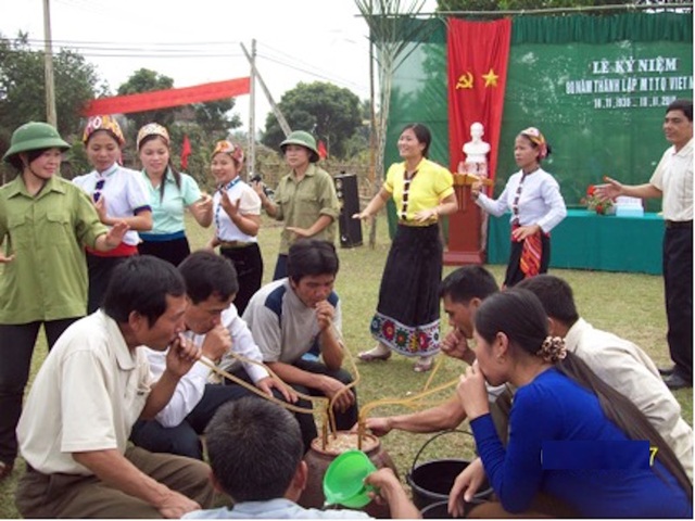 Văn hóa rượu cần của người dân tộc Thái miền Tây xứ Nghệ - 1 Bà con dân Tộc Thái ở bản Bãi Gạo (xã Châu Khê Con Cuông Nghệ An) vui rượu cần ngày Đại đoàn kết dân tộc.