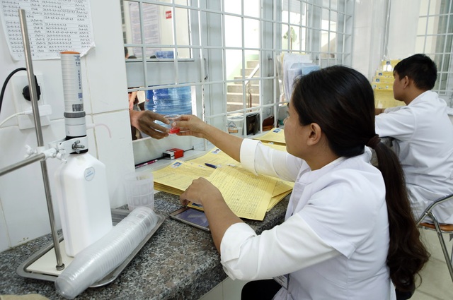 Đường trở về đầy nước mắt của những người một thời ngập trong ma túy - 2
Bệnh nhân đến Trung tâm Phòng, chống HIV/AIDS tỉnh để uống methadone. Ảnh: Dương Ngọc.