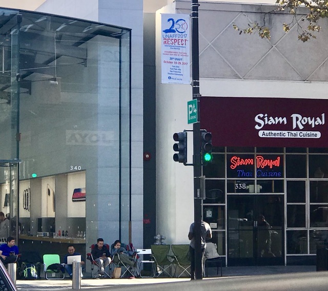 Chen chân xếp hàng khắp nơi trên thế giới trong ngày mở bán iPhone X - 14 Tuy nhiên lượng người xếp hàng tại đây không quá đông đảo.