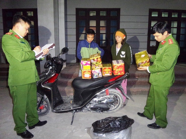 Hai chị em 9x mang hơn 10kg pháo đi bán - 1
Hai đối tượng Mạnh và May cùng số pháo đang vận chuyển đi bán (ảnh: Công an Hà Nam)