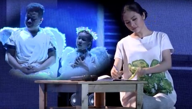 Dàn sao òa khóc vì “Thư gửi mẹ trên thiên đường” của “bà mẹ đơn thân” - 2 Diễn viên Vân Trang đồng ý trợ diễn cho tiết mục của cô bé Vĩ Dạ. Cô vào vai cô gái lỡ dại mang bầu, phải làm mẹ đơn thân, ngồi viết thư cho người mẹ đã khuất.