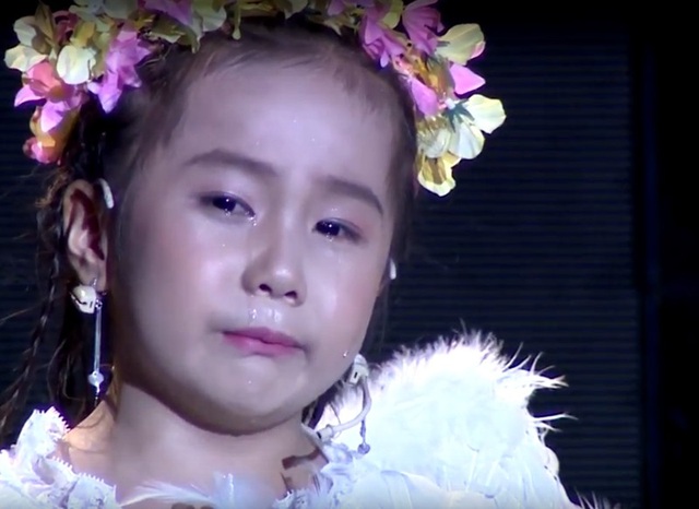 Dàn sao òa khóc vì “Thư gửi mẹ trên thiên đường” của “bà mẹ đơn thân” - 1 Cô bé Vĩ Dạ làm cho khán giả cùng giám khảo xúc động nghẹn ngào khi vừa đọc bức thư gửi mẹ trên thiên đường vừa khóc nức nở.