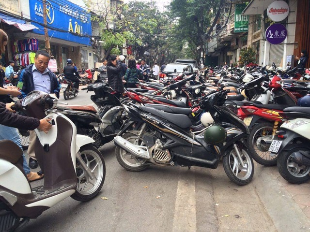Tranh mua vàng ngày Thần tài, khách bị “chém đẹp” phí gửi xe - 5 Xe máy được dựng tràn cả ra đường phố Triệu Việt Vương (ảnh Thế Hưng)