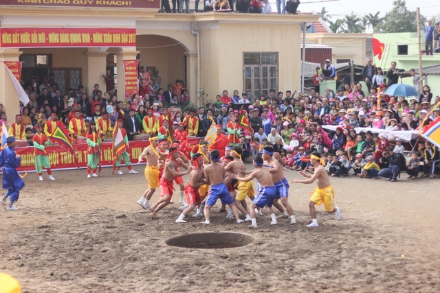 Trai làng rèn sức chờ 3 năm để được tranh cầu bằng... củ chuối - 2 Trai làng rèn sức chờ 3 năm để được tranh cầu bằng... củ chuối - 2