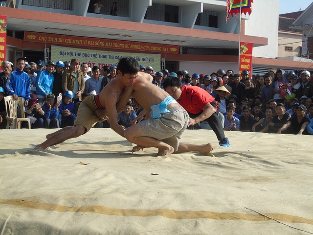 Quảng Bình: Gay cấn lễ hội vật truyền thống đầu xuân Đinh Dậu - 4 Các đô vật tranh đua quyết liệt
