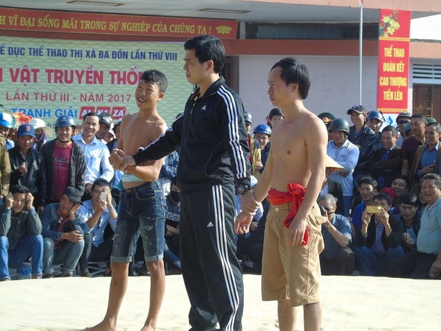Quảng Bình: Gay cấn lễ hội vật truyền thống đầu xuân Đinh Dậu - 11 Quảng Bình: Gay cấn lễ hội vật truyền thống đầu xuân Đinh Dậu - 11