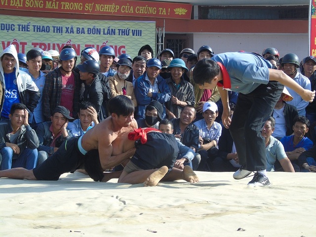 Quảng Bình: Gay cấn lễ hội vật truyền thống đầu xuân Đinh Dậu - 3 Quảng Bình: Gay cấn lễ hội vật truyền thống đầu xuân Đinh Dậu - 3