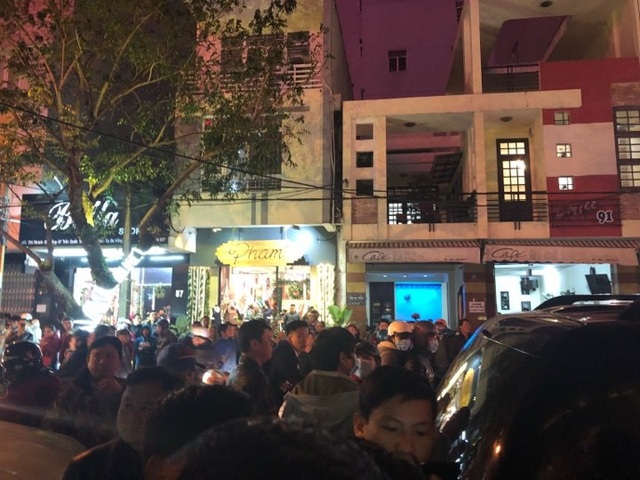 Công an khám xét nhà đại gia Vũ “nhôm” - 20
Mỗi lúc càng có thêm nhiều người dồn tới khu vực khám nhà đại gia Vũ nhôm.