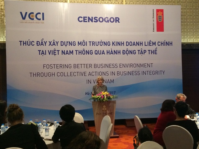 Việt Nam đứng trong nhóm các nước tham nhũng được cho là nghiêm trọng - 1 Các diễn giả trao đổi tại hội thảo