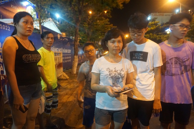 Hàng chục người mua phải vé giả xem chung kết pháo hoa quốc tế - 1 Nhiều người mua phải vé giả trong đêm chung kết pháo hoa quốc tế