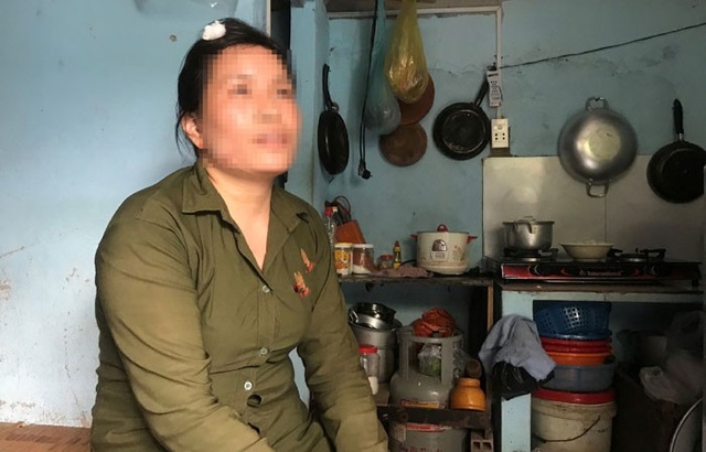 Người phụ nữ bị chém, cướp vé số: “Tôi không thể tưởng chúng tàn ác đến thế?” - 2
Chị Mai Thị Tuyết, người phụ nữ bán vé số, nạn nhân của 2 tên cướp kể lại giây phút kinh hoàng bị cướp chém, giật tài sản.