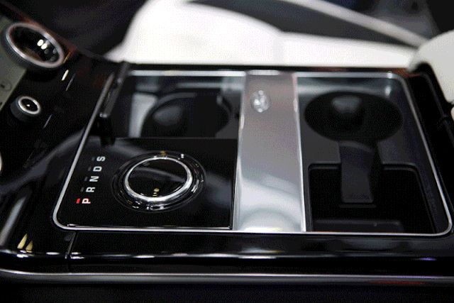 Chỉ sau nửa năm ra đời, Range Rover Velar đã có mặt tại Việt Nam - 3 Range Rover Velar vẫn giữ nguyên thiết kế đặc trưng của các mẫu Land Rover; hộp số ẩn điều khiển điện, ứng dụng màn hình cảm ứng đa dạng..