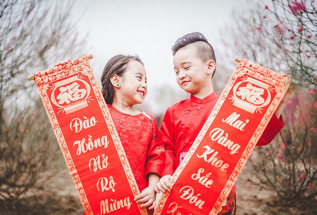 Cặp mẫu nhí sành điệu với áo dài cách tân - 11 Cặp mẫu nhí sành điệu với áo dài cách tân - 11