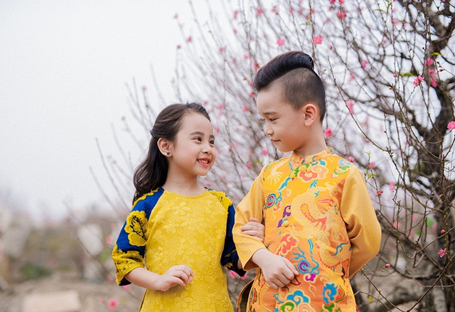 Cặp mẫu nhí sành điệu với áo dài cách tân - 10 Cặp mẫu nhí sành điệu với áo dài cách tân - 10