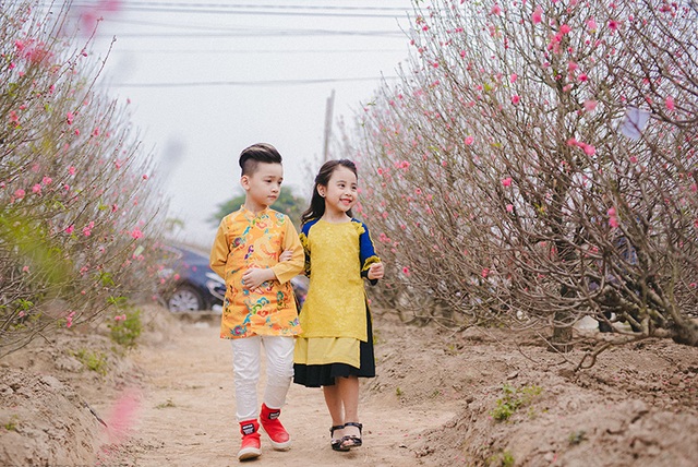 Cặp mẫu nhí sành điệu với áo dài cách tân - 9 Cặp mẫu nhí sành điệu với áo dài cách tân - 9