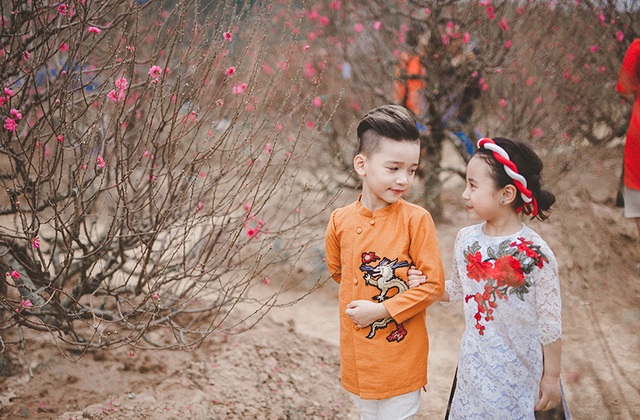 Cặp mẫu nhí sành điệu với áo dài cách tân - 4 Hữu Nhật hơn Bảo Vy 1 tuổi nhưng tỏ ra rất chững chạc.