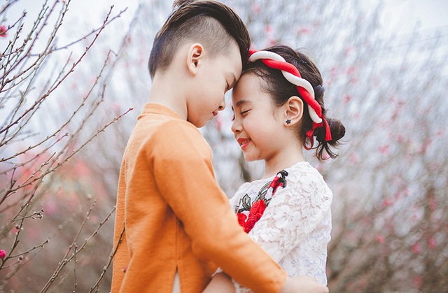 Cặp mẫu nhí sành điệu với áo dài cách tân - 2 Hữu Nhật và Bảo Vy biểu diễn cực kỳ chuyên nghiệp trước ống kính của nhiếp ảnh Đặng Vũ Hiệp.