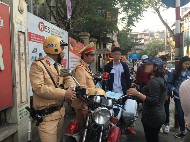 Vi phạm giao thông, học sinh rút tiền... mãi lộ CSGT! - 8 Vi phạm giao thông, học sinh rút tiền... mãi lộ CSGT! - 8
