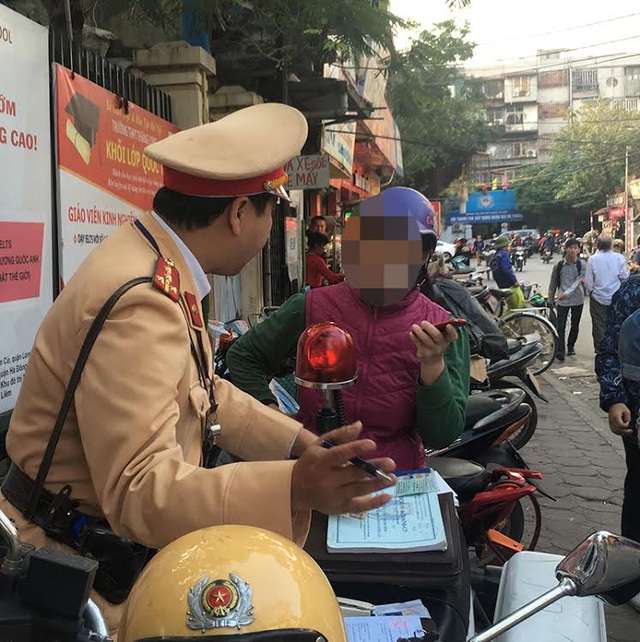 Vi phạm giao thông, học sinh rút tiền... mãi lộ CSGT! - 5
Phụ huynh gọi điện thoại cho người thân rồi đưa điện thoại cho CSGT nghe máy để nhận chỉ đạo cho đi, nhưng CSGT đã từ chối cuộc điện thoại.