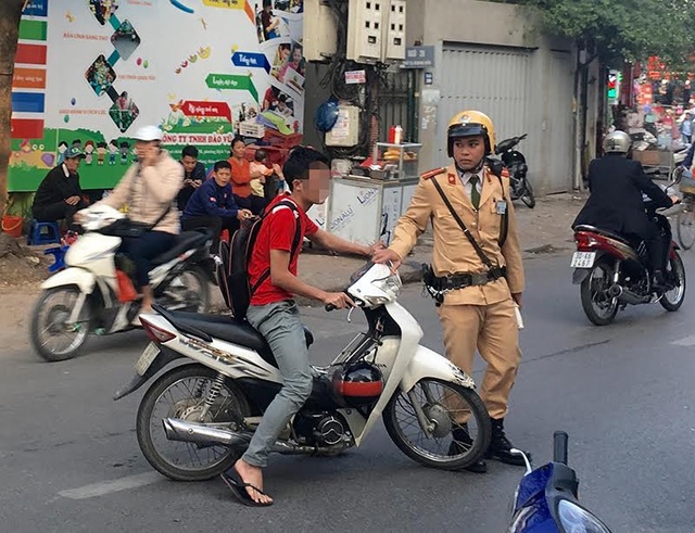 Vi phạm giao thông, học sinh rút tiền... mãi lộ CSGT! - 1
Học sinh, sinh viên mắc lỗi vi phạm không đội mũ bảo hiểm khi tham gia giao thông rất phổ biến.